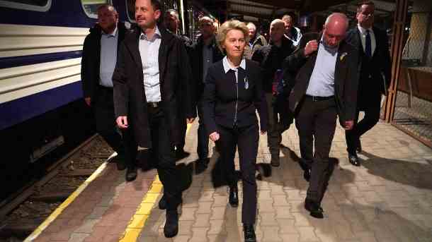 Ursula von der Leyen auf dem Weg zum Zug: Sie wird heute in Kiew erwartet. (Quelle: Reuters/Janis Laizans)