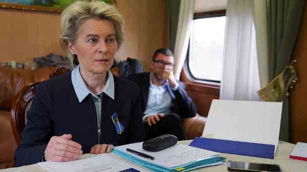 Ursula von der Leyen ist mit einem Sonderzug nach Kiew gereist. (Quelle: Reuters/Janis Laizans)