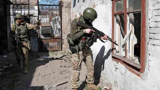 Prorussische Kämpfer in Mariupol: Dem Bericht zufolge gibt es auch in der EU Befürchtungen vor Angriffen. (Quelle: Reuters/Alexander Ermochenko)