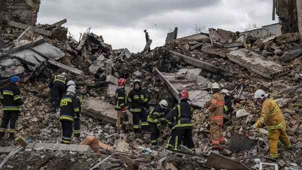 Borodjanka: Feuerwehrleute räumen Trümmer und suchen nach Vermissten.  (Quelle: imago images/Valeria Ferraro)
