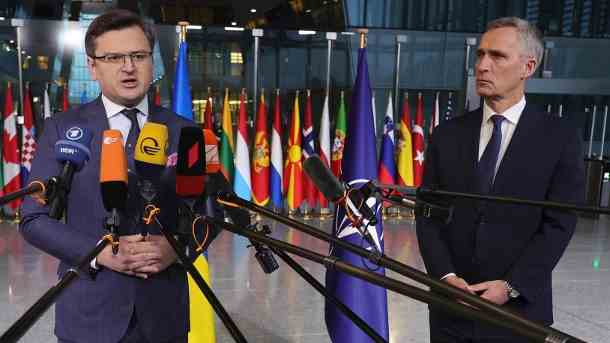 Dmytro Kuleba (links), Außenminister der Ukraine, und Jens Stoltenberg: Der Nato-Generalsekretär sagte der Ukraine mehr Unterstützung zu. (Quelle: AP/dpa/Olivier Matthys)
