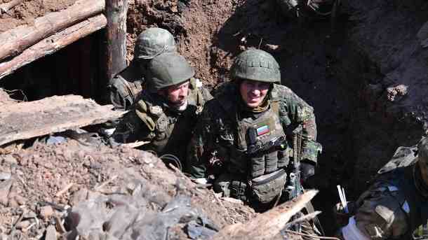 Russische Soldaten in der selbsternannten "Volksrepublik" Luhansk: Noch immer darf in Russland nicht von einem Krieg gesprochen werden – der Angriffskrieg auf die Ukraine wird als "Spezialoperation" bezeichnet. (Quelle: imago images/Viktor Antonyuk/SNA)