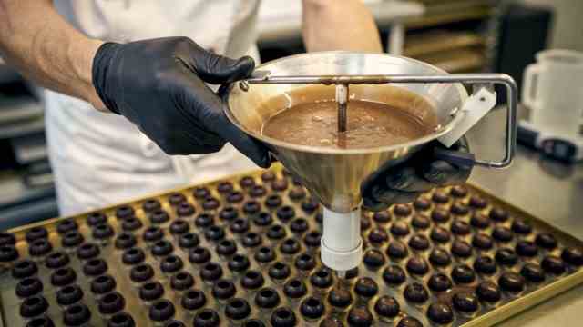Enjoy in Munich and Bavaria: The pralines are made in the manufacturing area of ​​the chocolate shop.