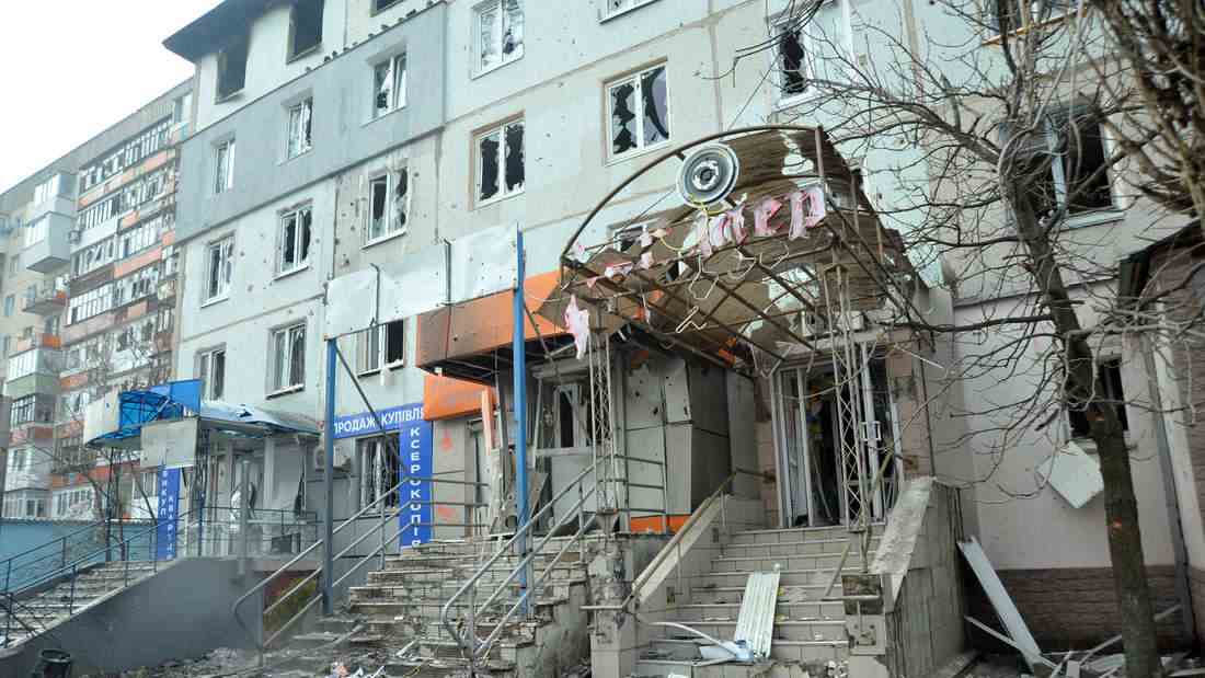 Blick auf Geschäfte im Erdgeschoss und ein Wohnhaus in Sjewjerodonezk in der Region Luhansk am 14.03.2022, die durch den Beschuss durch russische Truppen beschädigt wurden.