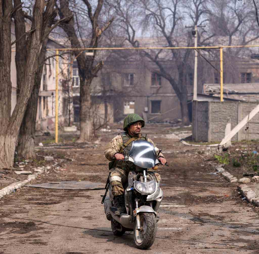 Ein russischer Soldat in der ukrainischen Stadt Mariupol