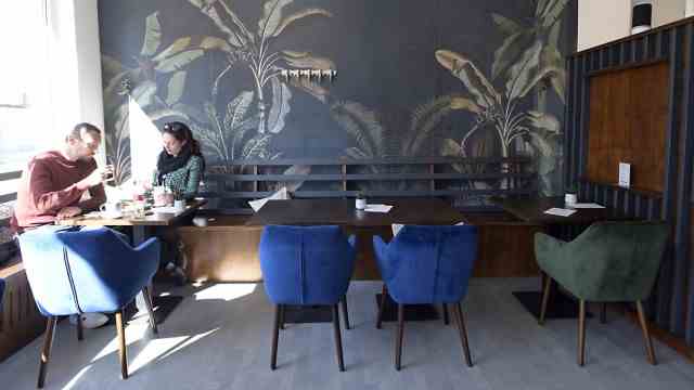 SZ series "Have a nice breakfast around Munich": The guests feel comfortable in the velvet armchairs in front of the wallpaper with the banana plants.