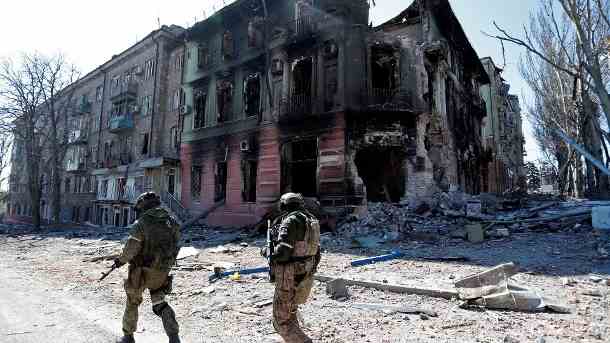 Soldaten in Mariupol: Die Hafenstadt steht kurz vor der Einnahme durch die russische Armee. (Quelle: Reuters/Alexander Ermochenko)