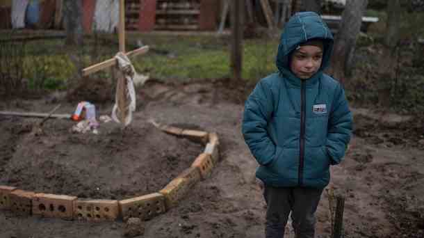 Kind in der Ukraine steht vor dem Grab seiner Mutter: Die Ukraine wirft Russland vor, Kinder zu verschleppen. (Quelle: dpa/Rodrigo Abd/AP)