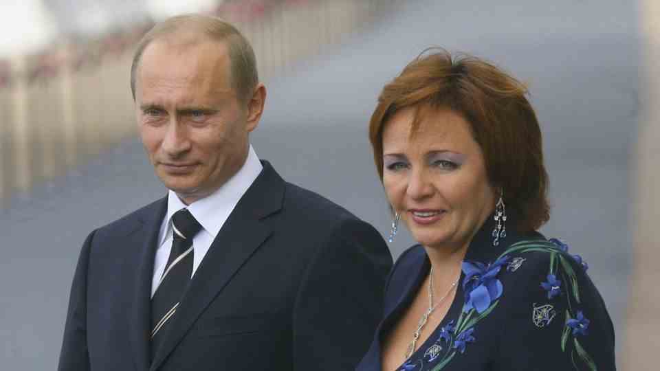 In 2006, Putin and his wife Lyudmila are waiting for the leaders of the G8 countries in Russia