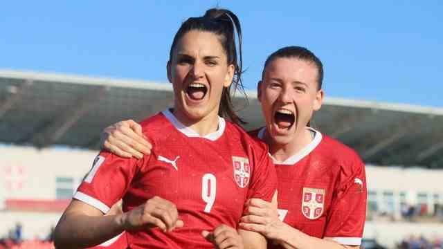 Defeat for DFB women: Outstanding on offense: Jovana Damnjanovic (left) from FC Bayern scores twice in the World Cup qualifier against Germany, Allegra Poljak once.  Lea Schüller and Tabea Waßmuth scored the goals for the DFB women.
