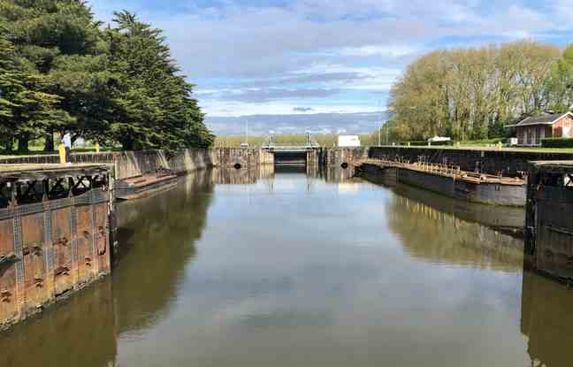 The Martinière lock, at Le Pellerin.  Behind is the Loire.