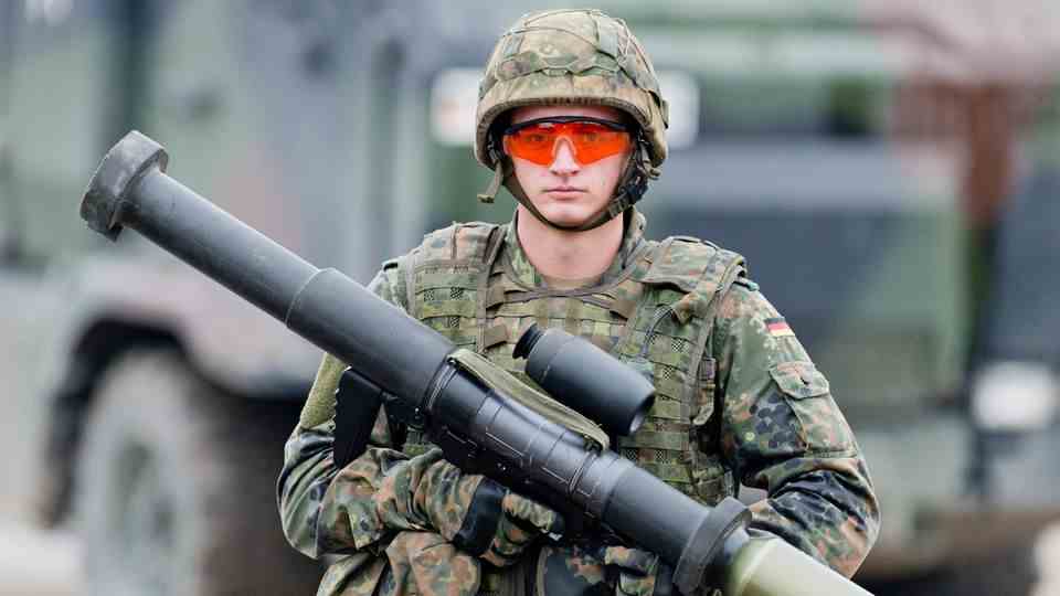 A soldier holds a Panzerfaust 3 in his hand at the Münster military training area