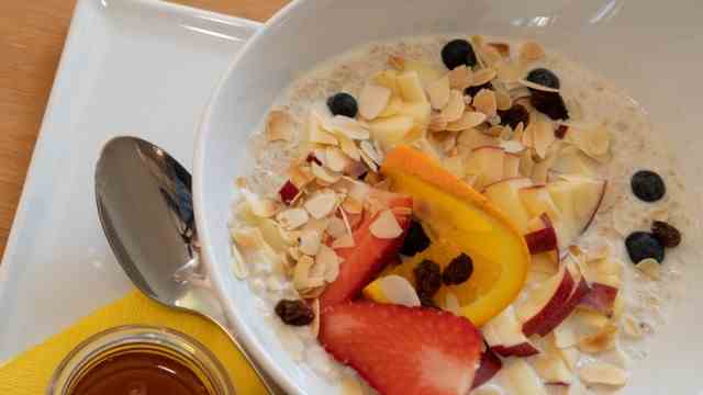 SZ series "Have a nice breakfast around Munich": Healthy and beautiful to look at: porridge is on offer, as is muesli that you have created yourself.