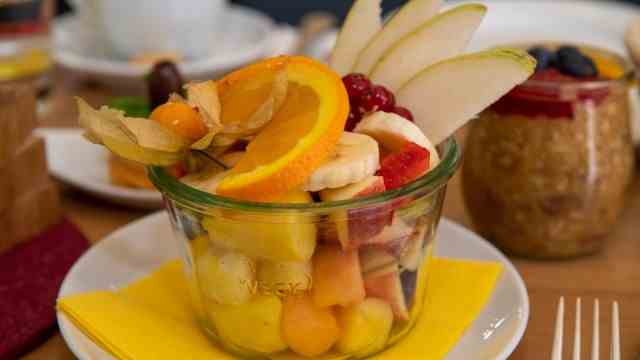 SZ series "Have a nice breakfast around Munich": A fruit salad goes well with a vegan breakfast.