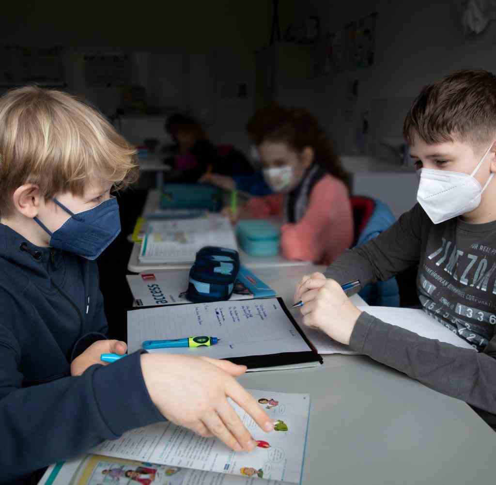 Eleven-year-old Robert (left) helps Sascha, who is the same age as him and fled from the Ukraine, in everyday school life