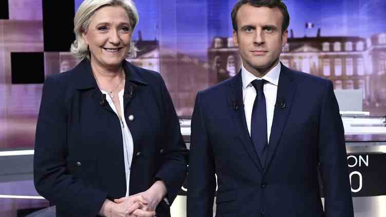 Marine Le Pen et Emmanuel Macron, le 3 mai 2017 à Saint-Denis, sur le plateau du débat d'entre-deux-tours de l'élection présidentielle. (ERIC FEFERBERG / AFP)
