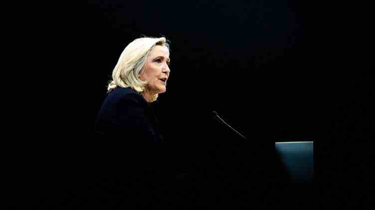 Marine Le Pen s'adresse à ses partisans lors d'un meeting à Perpignan (Pyrénées-Orientales), le 7 avril 2022. (JC MILHET / HANS LUCAS / AFP)