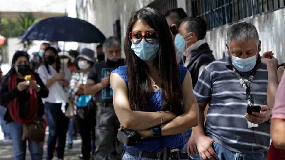 Waiting for the vaccination: Queues are forming in front of the vaccination centers in the Ecuadorian capital Quito.  The mask is part of it.