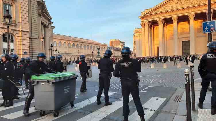 La manifestation des étudiants contre l'affiche du second tour de la présidentielle à 18 heures jeudi 13 avril place du Panthéon a dégénéré. (AGATHE MAHUET / RADIO FRANCE)