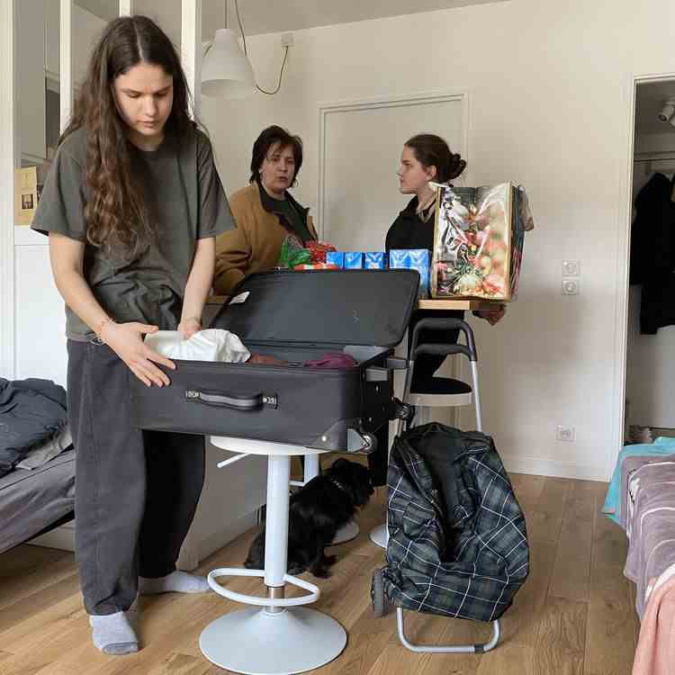 Sophie, Anastasiia et leur maman Larissa préparent leurs valises à Toulouse (Haute-Garonne), le 8 avril 2022, pour rentrer en Ukraine. (RAPHAEL GODET / FRANCEINFO)