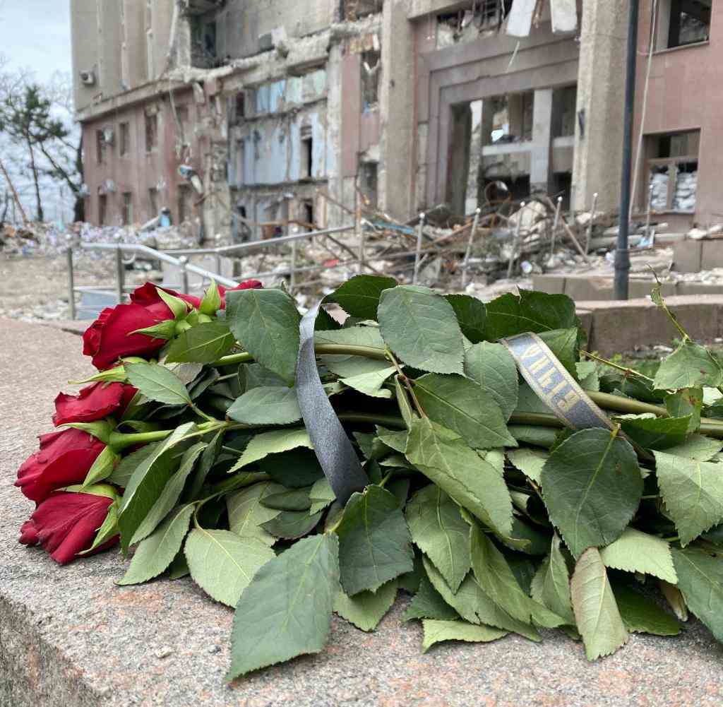 Blumen vor der zerbombten Regionalverwaltung von Mikolajiw im Süden der Ukraine