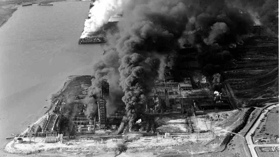 April 16, 1947: Fire triggers deadliest industrial accident in US history The French freighter "grandcamp" is supposed to be loading ammonium nitrate in the port of Texas City in the US state of Texas this Monday morning when a fire broke out in the cargo hold shortly after 8 a.m.  Onlookers gather to watch the firefighting operations and the strangely colored smoke billowing from the ship.  the "grandcamp" already has 2300 tons of the cheap but highly explosive fertilizer on board and to protect the cargo, the crew tries not to extinguish the fire with water but to smother it.  But that fails.  At just after 9 a.m., the temperature in the cargo hold had risen so much that the heat triggered a massive explosion that could be heard more than 150 miles away.  The ensuing fire reduced the dock area to rubble and engulfed the nearby Monsanto Chemical Company facility.  A mushroom-shaped cloud rises 600 meters into the air and destroys two light aircraft as they fly past.  Flaming fragments are shot through the air, causing further fires or other damage.  The nearby SS High Flyer, carrying large amounts of sulfur, also catches fire and explodes.  The detonation also triggers a 4.5 meter high tidal wave that destroys numerous buildings.  The number of fatalities varies between 400 and almost 600. About 4000 people are injured and about 2000 residents of Texas City are made homeless by the accident.  75 years later, the disaster is still considered the deadliest industrial accident in US history.
