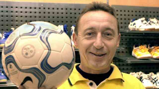 On the death of Joachim Streich: In his life after his football career, Joachim Streich sold sporting goods.