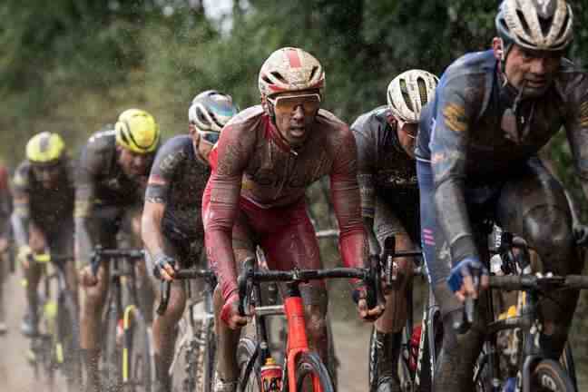 Disputed on October 3, the 2021 edition of Paris-Roubaix had been particularly muddy, for the runners including Christophe Laporte (in red with Cofidis), 6th at the finish.