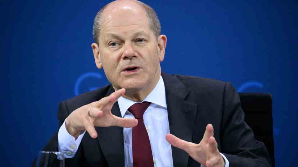 Olaf Scholz weighs his hands
