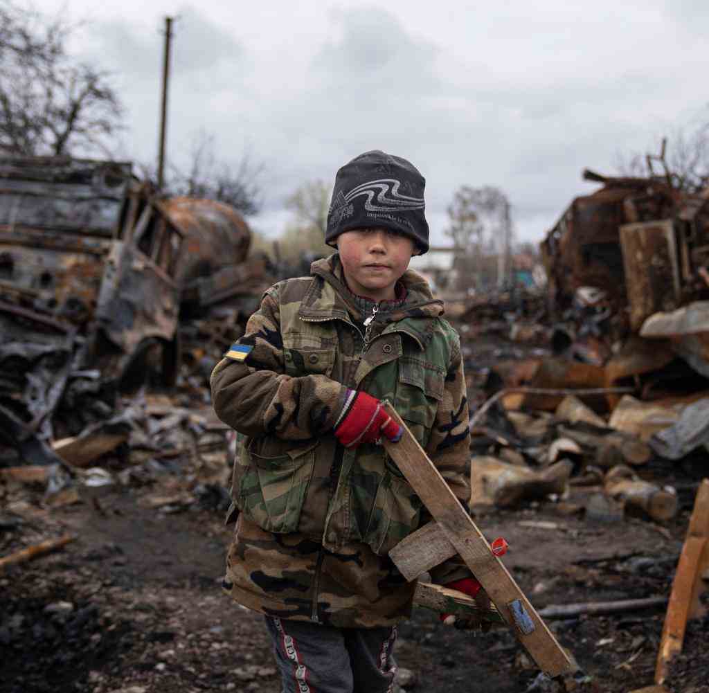 17. April 2022: Der siebenjährige Yehor lebt in den Trümmern einer Stadt unweit von Kiew. Auch die ukrainische Hauptstadt wurde wieder bombardiert