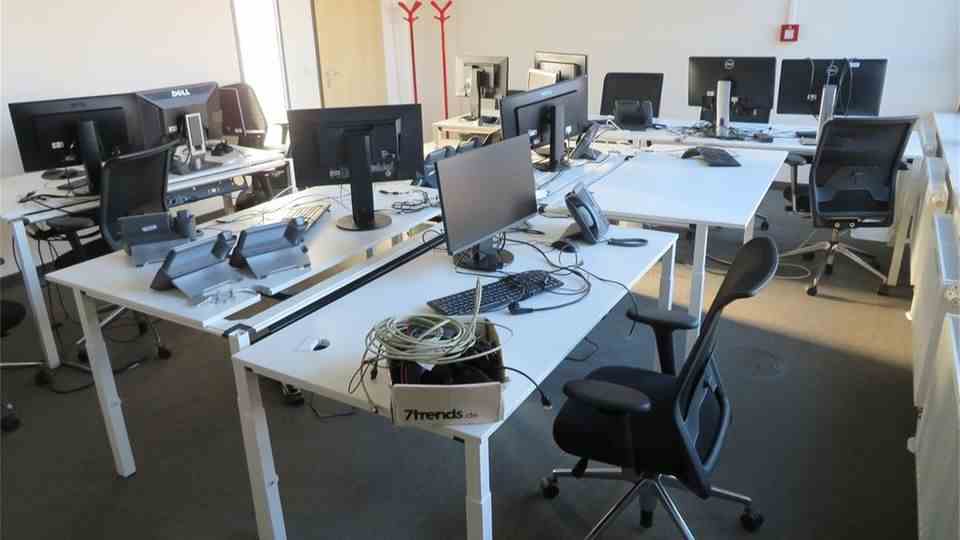 More than 1000 employees worked for Wirecard in Aschheim near Munich by 2020.  Now their desks, office chairs and mobile containers are being sold at an online auction.