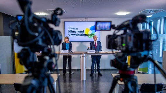 Cameras record a press conference by the MV Foundation for Climate and Environmental Protection.  © picture alliance/dpa/dpa-Zentralbild, Jens Büttner 