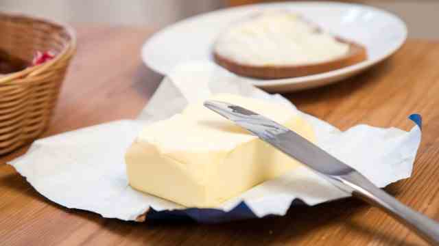 Language change: dialect forms such as "the butter" follow the specifications of major European languages ​​in which the commodity butter is named male.
