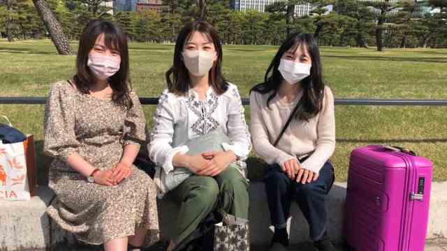 Tourism in Japan: Natsumi, Alisa and Shizuka (from left) in Tokyo: Japan seems a bit lonely without tourists.