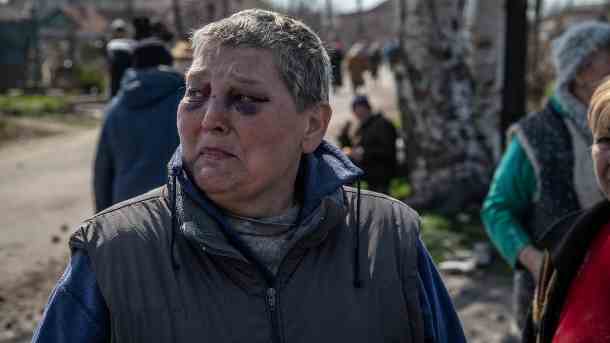 Einer verletzten Frau in Mariupol kommen die Tränen (Archivbild): Nach Angaben der Ukraine wurden Hunderttausende Menschen nach Russland verschleppt. (Quelle: imago images/Maximilian Clarke/ZUMA Wire)
