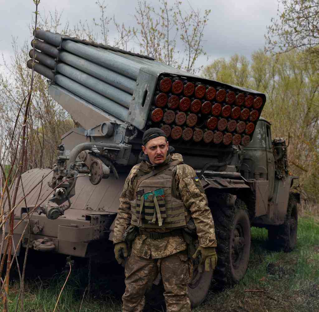 Ein ukrainischer Soldat mit einem Raketenwerfer in der Regio Charkiw
