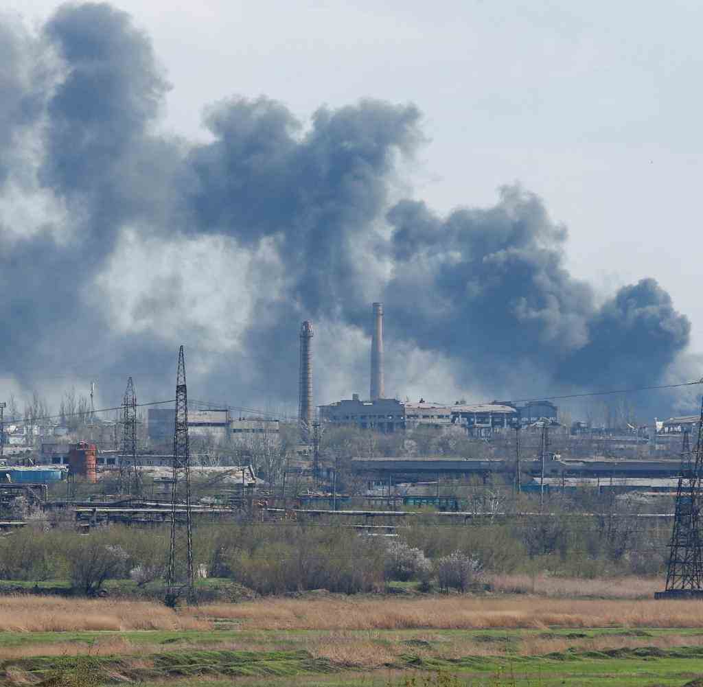 Rauch steigt über dem Stahlwerk Asovstal in Mariupol auf, wo sich die letzten ukrainischen Verteidiger verschanzt haben