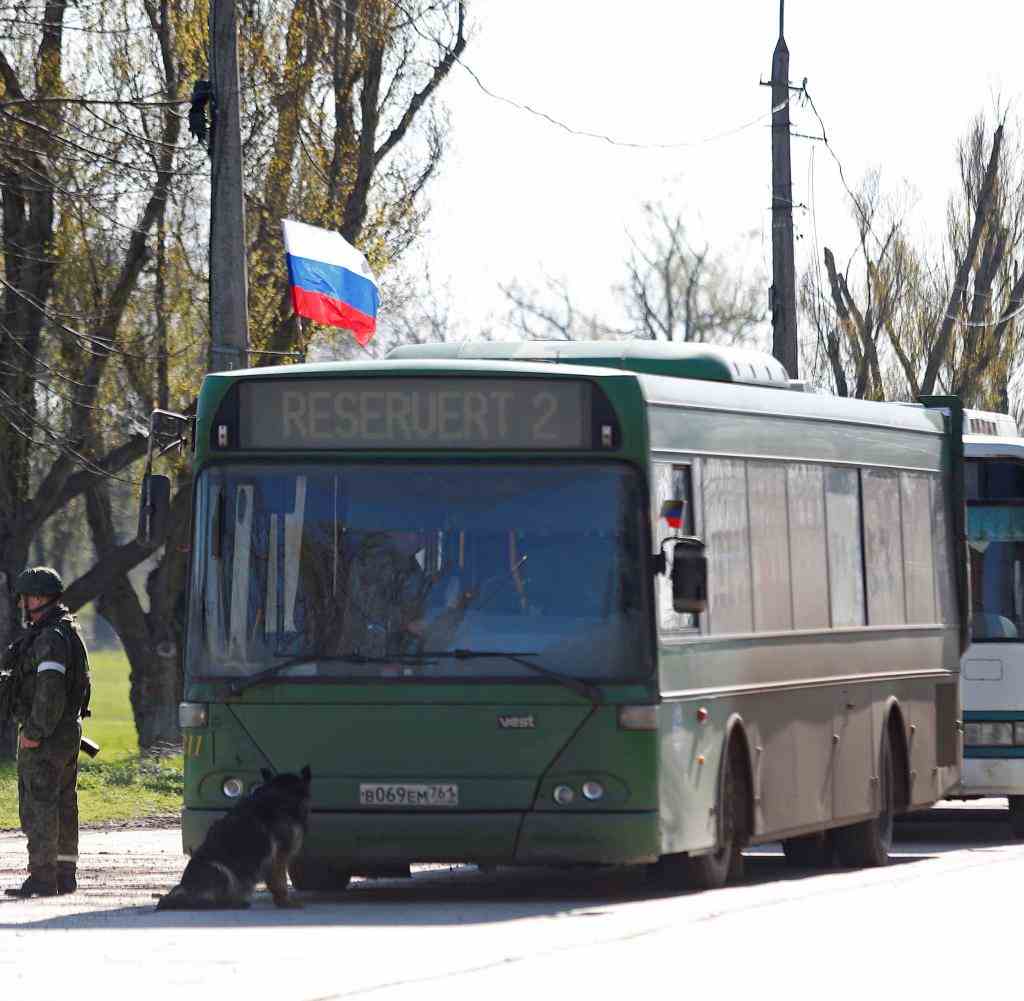 Evacuees leave Mariupol
