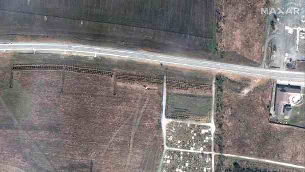 Dieses Satellitenbild soll ein Massengrab parallel zum Straßenverlauf in Manhusch, etwa 20 Kilometer westlich von Mariupol, zeigen. (Quelle: dpa/Satellite image ©2022 Maxar Technologies)
