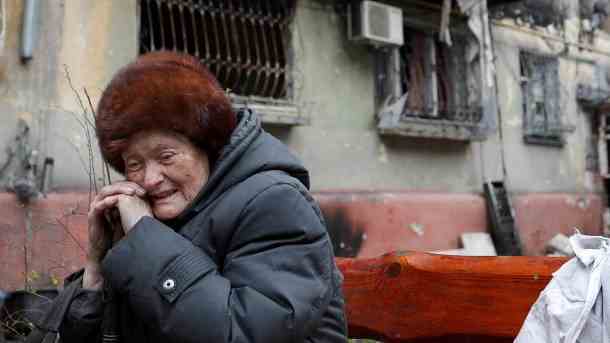 Eine Frau sitzt auf einer Bank in Mariupol:  "Die Situation ist schwierig, die Situation ist schlecht", sagt Selenskyj. (Quelle: Reuters/Alexander Ermochenko)