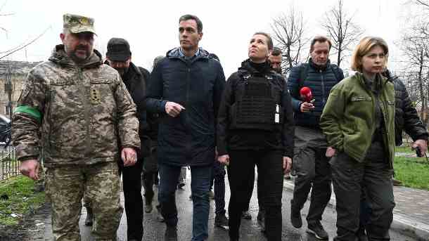 Sánchez und Frederiksen (Mitte): Die Regierungschefs von Spanien und Dänemark besuchten den Kiewer Vorort. (Quelle: Reuters/Moncloa/Borja Puig de la Bellacasa)