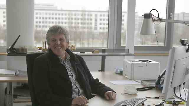 District authority: district master builder Christoph Dauer in his new office with a view of the Riem arcades.