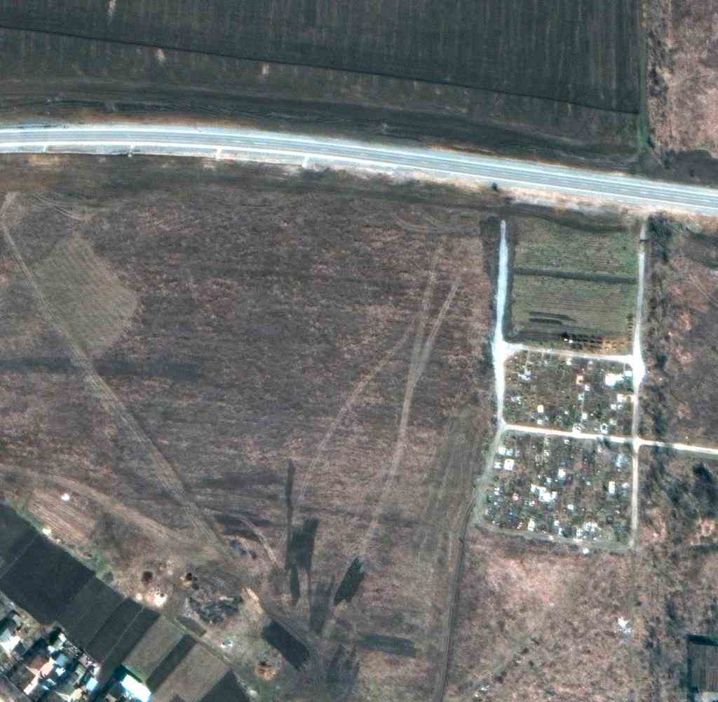 Das Satellitenbild zeigt einen Überblick über den Friedhof in Manhush, etwa 20 Kilometer westlich von Mariupol