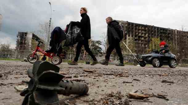 Familie in Mariupol: Die verbliebenen Bewohner könnten sich in der Stadt wieder frei bewegen, so das russische Verteidigungsministerium. (Quelle: Reuters/Alexander Ermochenko)