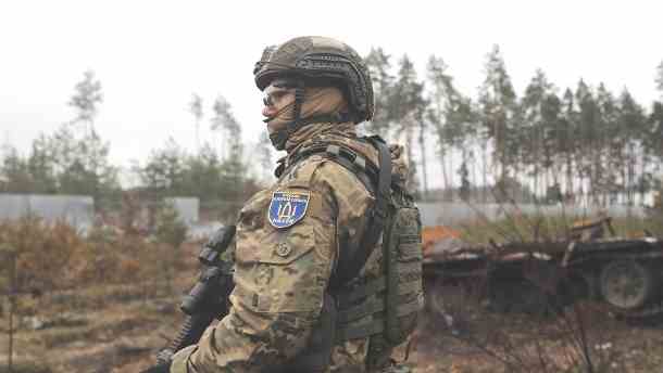 Ein ukrainischer Soldat steht Wache (Symbolbild): In über 10.000 Orten wird im Land gekämpft, sagt die Regierung. (Quelle: imago images/Miguel Gutierrez)