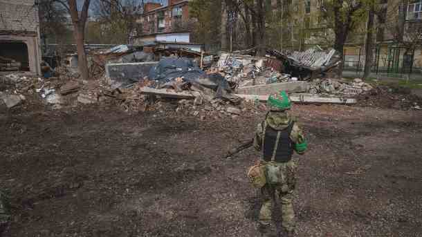 Ein ukrainischer Soldat steht vor einem zerstörten Haus in Charkiw (Archivbild): Auch am Donnerstag gab es heftigen Beschuss auf die Stadt. (Quelle: imago images/Miguel Guiterrez)