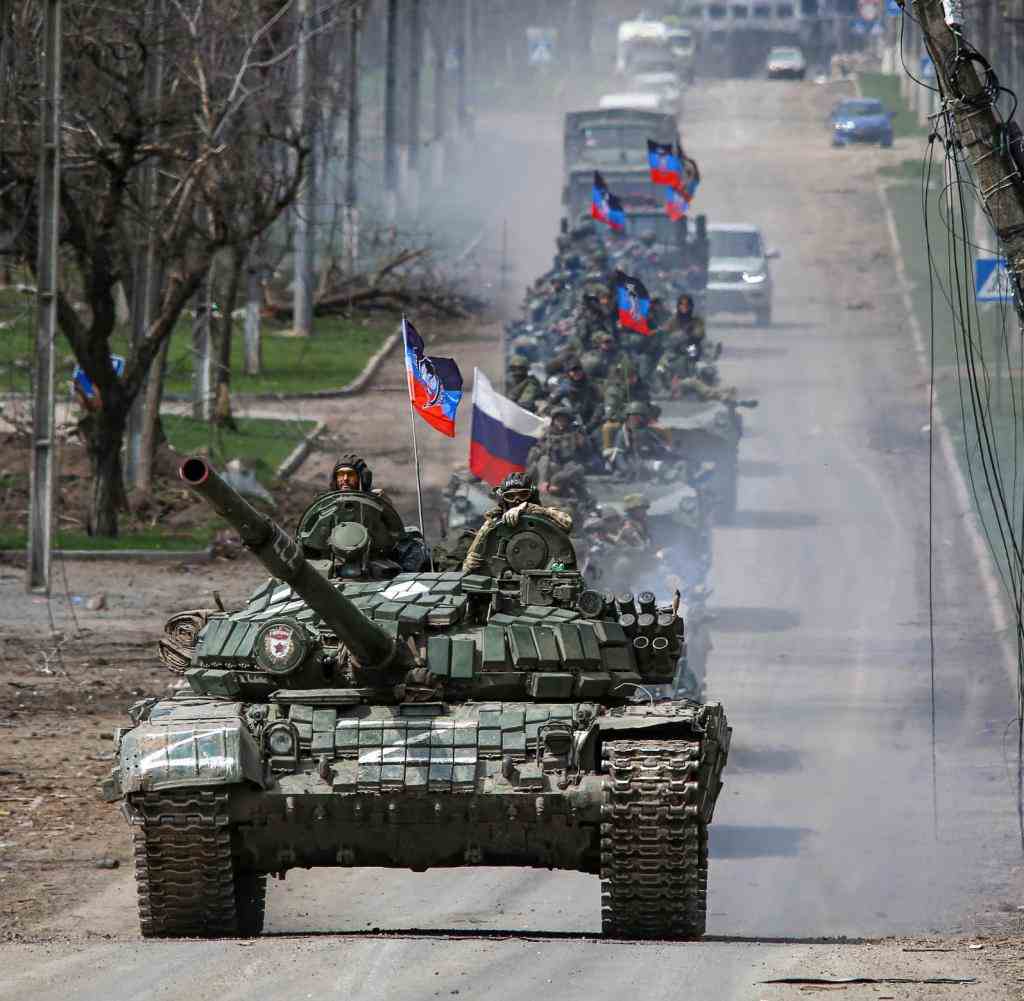 Rücken nach dem Bombenhagel an: prorussische Truppen in Hafenstadt Mariupol