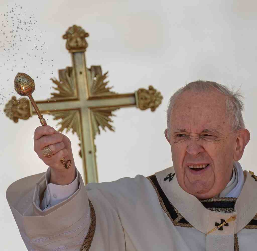 Papst Franziskus segnet zu Beginn der Ostermesse auf dem Petersplatz den Altar
