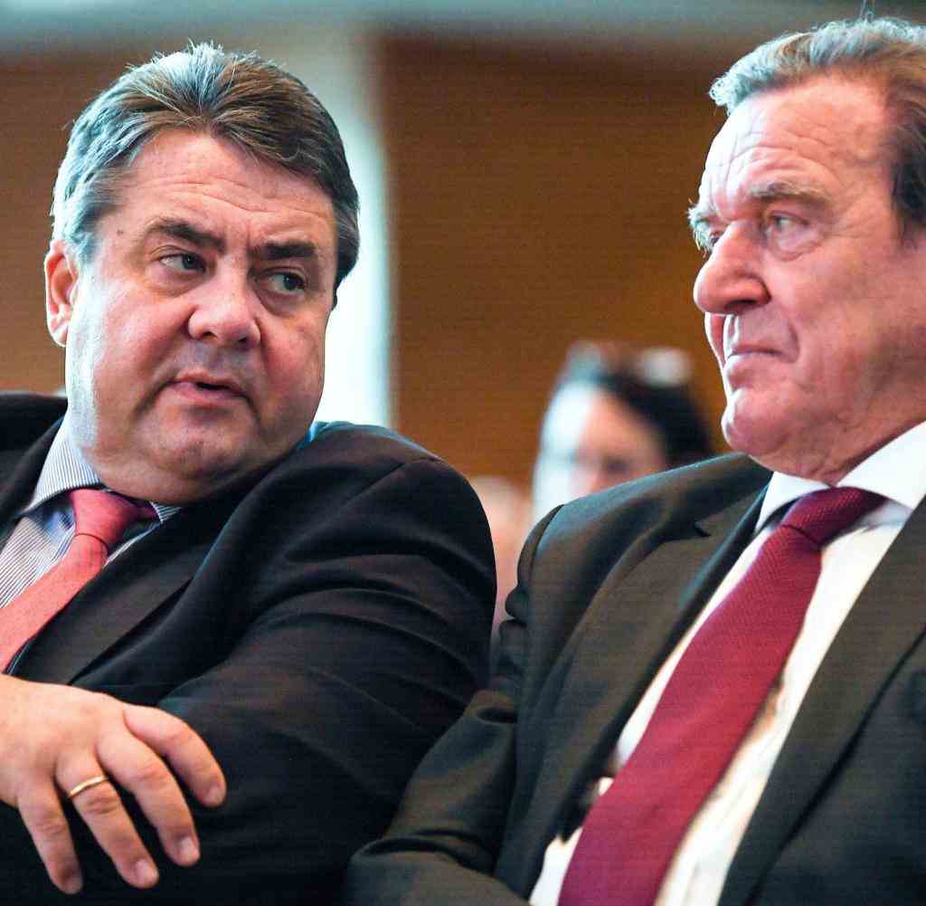 Sigmar Gabriel (SPD, l) and Gerhard Schröder (SPD) 2016