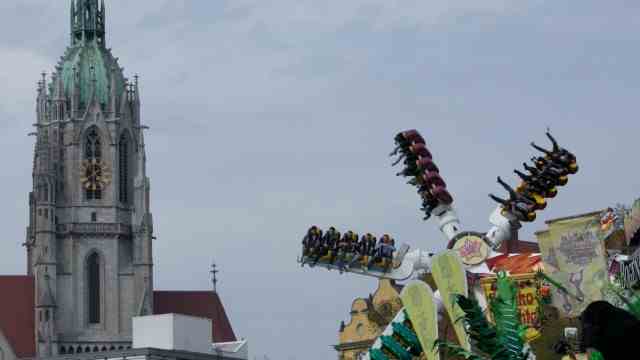 Spring Festival: The people of Munich have long missed the sight: the Church of St. Paul and a fairground ride.